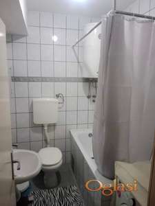 Izdajem stan(odmah useljiv)