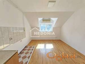 Petlovo brdo, Šumarice, izdavanje, novija garsonjera, prazna ID#9564