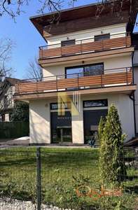 Čardak - nova, moderna kuća/poslovni prostor - pogled na grad