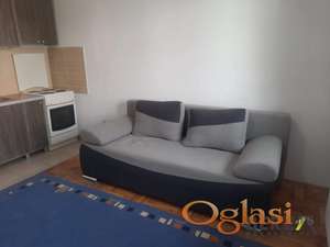 KOMFORNO NAMEŠTENA GARSONJERA KOD ŽELEZNIČKE STANICE