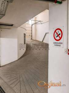 Izdaje se garažno mesto u centru grada