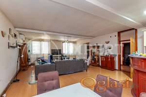 Stambeno - poslovna  zgrada, kod  autobuske  stanice,  ulični lokal 250 m2, stan 95 m2, mogućnost  nadogradnje