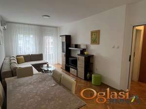  NAMEŠTEN JEDNOIPOSOBAN STAN NA NOVOJ DETELINARI SA PARKING MESTOM 