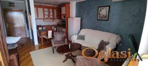 KOMPLETNO NAMEŠTEN DVOIPOSOBAN STAN U CARA DUŠANA