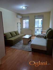 Prostran, kompletno namešten stan–odmah useljiv!