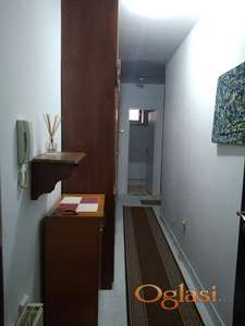 GARSONJERA kod SAJMA sa PROSTRANOM ZATVORENOM TERASOM