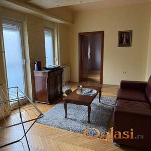 Izdaje se dvoiposoban stan u centru Novog Sada, površine 57 m².