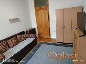 Garsonjera 20m2, 4. sprat.  Nova Detelinara - Trgić (Ilije Birčanina). Useljiva odmah - 230e
