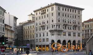Trst Piazza Goldoni ceo sprat (450 m2) na prodaju