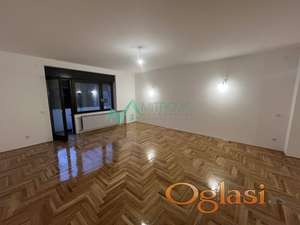 Trosoban stan u Sremskoj Kamenici, površine 129m2-izuzetna ponuda (šifra oglasa:1004786)