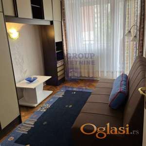 Izdaje se prostran trosoban stan od 77m2 na odličnoj lokaciji na Bulevaru, na prvom spratu kvalitetne zgrade.