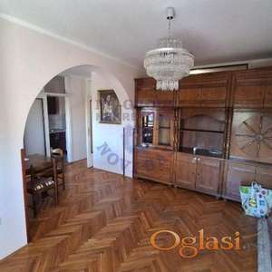 Izdaje se polunamešten stan površine 57 m², smešten u blizini Bulevara oslobođenja.