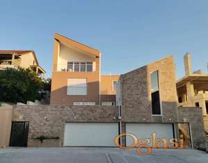 Trosoban stan u Tivtu - 2 terase, vrt, garaza