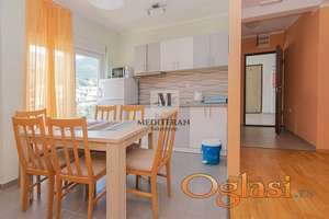 Herceg Novi – Zelenika,namješten dvosoban stan površine 64m2 u stambenoj zgradi novije gradnje.