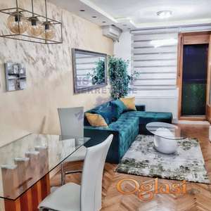 Izdaje se potpuno namešten jednoiposoban stan površine 42 m² u centru grada.