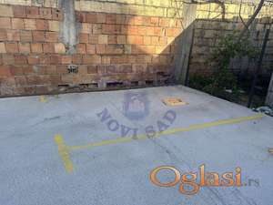 Parking mesto u dvorištu novije zgrade
