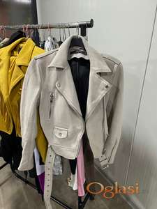 Polovne farmerke i mesovita moderna zenska gardaroba