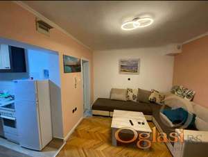 <p>UKNJIŽENA NOVIJA GARSONJERA, CENTAR