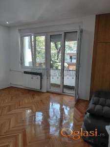 Izdaje se odličan stan u centru kao poslovni prostor kod Kičeva, 70m2