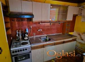 Kuhinja kompletna povoljno radni delovi i viseći i aspirator