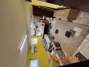 Prostran trosoban stan na prodaju