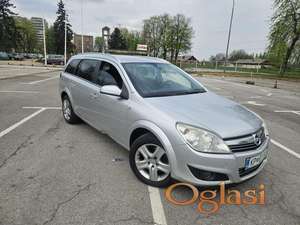 Astra H 2009 god. 1.9 D 88kw 6 brzina odlicna, stranac tek stigla iz Slovenije na tockovima. Motor, menjac, turbina, mehanika odlicna. Enterijer sve citavo, odlicno. Limarijski : savijen desni prag i malo korozije na zadnjem rubu. Ostalo sve citavo, stakla, farovi, lampe, branici, zabice, daljinsko, maglenke, klima, muzika. Ima rezervni tocak, roletnu i sve u gepeku, prvu pomoc, trokut, sve cetiri iste nove gume. Odlicne kocnice, odlican u voznji, redovno servisiran i odrzavan. Sabac 1200e FIXNO kao stranac bez tablica. Ocarinjen oko 2300e. Ne ostavljam tablice. Bez zamena, bez poruka.