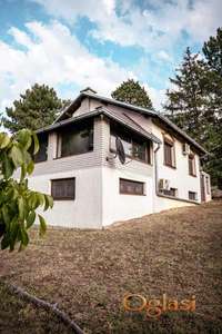 Kuca i veliki plac na Popovici