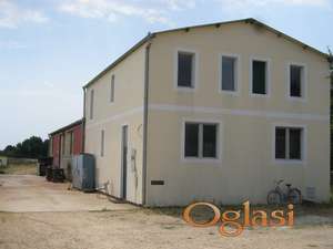 Hala sa kancelarijama i placem