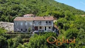 Kuća u Morinju sa dva dupleks stana – savršena za porodicu ili prijatelje!