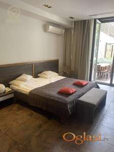 Izdavanje stana Miloja Đaka Dedinje – luksuzan stan sa saunom, đakuzijem, terasom i bazenom