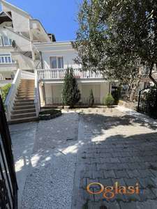 Kuća u Budvi na moru, dva troiposobna stana, površine po 98 m2, sa zasebnim ulazima, plac 320 m2