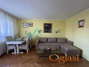 Izdaje se komforan pet-friendly četvorosoban stan od 87 m² u centru Novog Sada, sa opcionim parking mestom