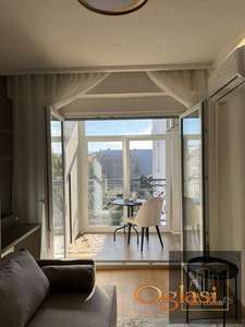 Luksuzan moderan stan u Centru ! Sa garažnim mestom !