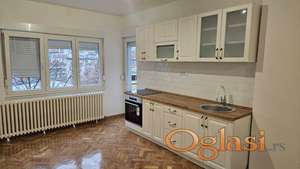 Dvoiposoban stan kod Železničke stanice ! Pariske Komune !