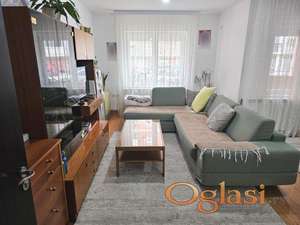 Dvoiposoban stan sa stvarima u novijoj zgradi na Panteleju ID#6352