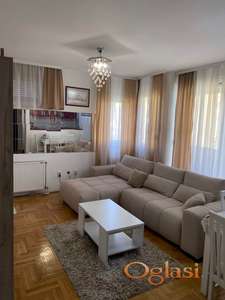 Prodaje se idealan porodični dvoiposoban stan na Novom Naselju