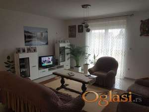 Udobna porodična kuća u zelenilu.