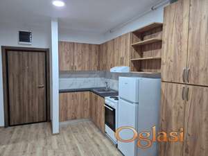 Izdajem nov, namešten stan u Rumi sa garažnim mestom