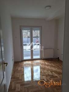 IZDAJE SE DVOIPOSOBAN  STAN U CENTRU-POLUNAMESTEN ID#5718