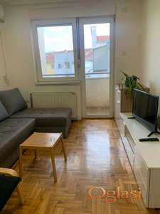 Prodajem namešten jednosoban stan u Novom Sadu na uglu Bulevara Patrijarha Pavla i Bogdana Šuputa 26m/2 sprat 4/5