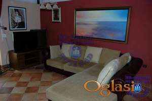 Kamenjar. Odlična spratna kuća sa bazenom! Bez ulaganja. Izlaz na Dunav.