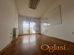 RETKO U PONUDI! Penthouse na Bulevaru Oslobođenja