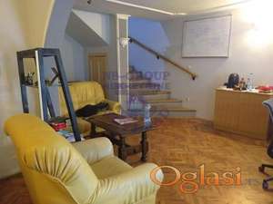 Petosoban, dvorišni stan u centru grada!