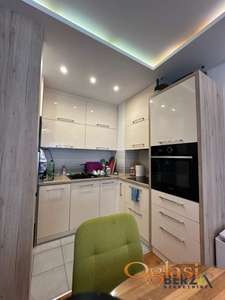 KOMPLETNO NAMEŠTEN TROSOBAN STAN SA PARKINGOM KOD SOCIJALNOG, SVETOJOVANSKA ULICA