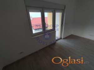 Odlična gradnja, pvc, kvalitetne pločice, podno grejanje, dve terase, dvorište iza zgrade. Demit fasada, kvalitetna izolacija. Stan je za svaku preporuku. Savršen pogled, miran kraj. Jedna od traženijih lokacija, okolo su lux kuće. Pozvati naše agente.  Šifra  501613