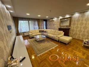 Na prodaju petosoban stan na Grbavici