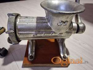 "Uz mašinicu ide sve sa fotografija; Uključujući 2 rešetke dimenzija otvora fi6 I fi10 ručka za mlevenje i ručka za punjenje creva dva roga za punjenje creva i stega za fiksiranje mašinice koja nije prikazana na fotografijama."