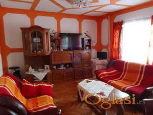 Na prodaju u centru Conoplja spratna kuca.