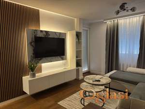 Nov moderno opremljen jednoiposoban stan u blizini Centra