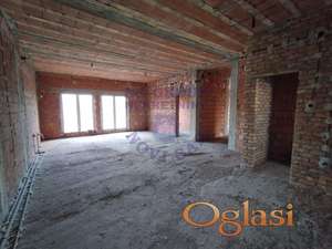 Kuća koja u prirodi ima oko 600m2, lokali, mogućnost adaptacije, Futog!